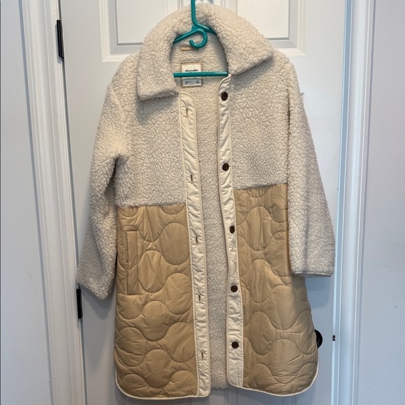 Abercrombie & Fitch Jackets & Blazers - Abercrombie Cream and Tan Quilted Sherpa Coat